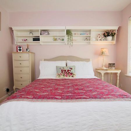 Aston Henry James Stunning One Bedroom Apartment In Royal Windsor Exterior photo